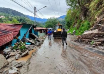 Autoridades venezolanas reparten una tonelada de insumos en región afectada por lluvias