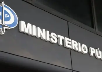 MP investiga a mujer por arrodillar a dos niños sobre chapas en el Zulia