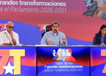 Maduro pide crear en 30 días una escuela de política parlamentaria