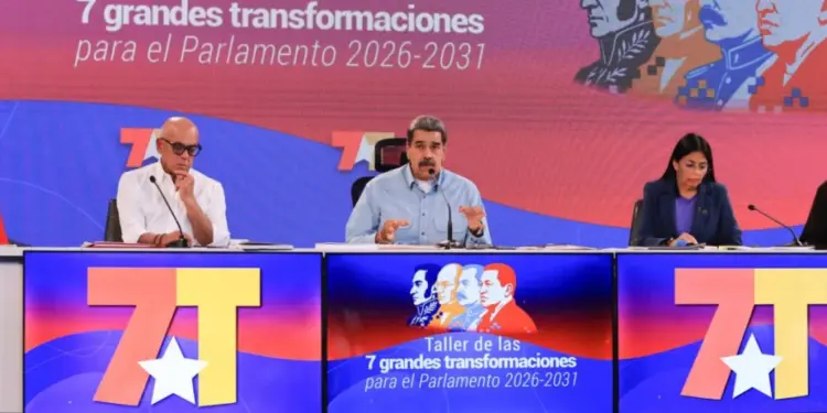 Maduro pide crear en 30 días una escuela de política parlamentaria