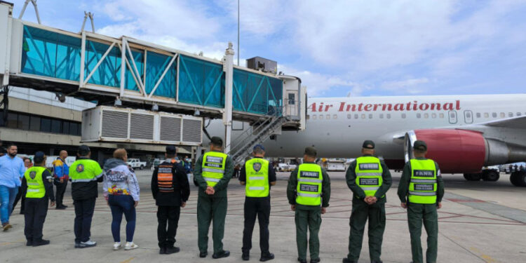 141 connacionales regresan al país en vuelo proveniente de Estados Unidos