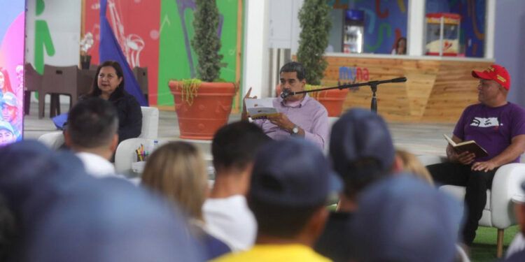 Presidente Maduro anuncia que la reforma constitucional pudiera ser refrendada el próximo año