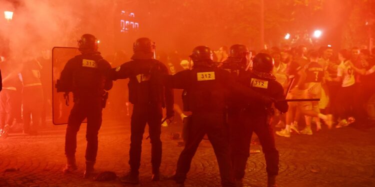 La fiesta por el triunfo del PSG deja dos muertos, un policía en coma y casi 560 detenidos