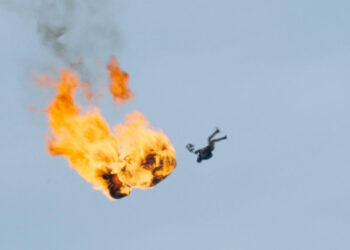 Tom Cruise obtiene un récord Guinness por una acrobacia «en llamas»