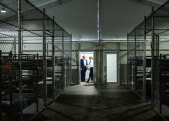 Llegan a Alligator Alcatraz los primeros migrantes entre quejas por condiciones inhumanas