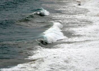 Olas de entre 30 y 40 centímetros sacuden la costa de Chile, en alerta por tsunami