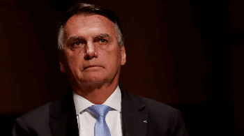 Supremo de Brasil ordena a Bolsonaro usar tobillera electrónica y le prohíbe redes sociales