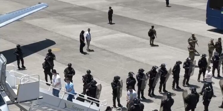 Nayib Bukele confirma entrega de venezolanos secuestrados en el CECOT  y liberación de presos políticos