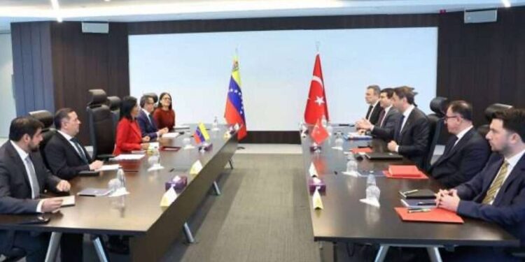 El Gobierno de Venezuela discute la cooperación energética con Turquía y Arabia Saudita