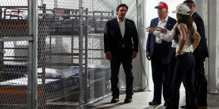 Detención de migrantes en Florida aumentó 111 % tras el regreso de Trump