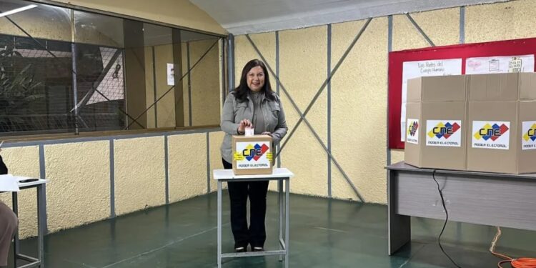 Carmen Meléndez hizo un llamado a la participación tras ejercer su derecho al voto