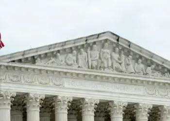 Corte Suprema autoriza a Trump reanudar despidos masivos en el Gobierno de EE.UU.