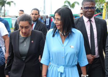 Delcy Rodríguez acompaña la toma de posesión de la primera presidenta de Surinam