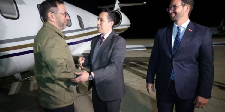 Canciller Yván Gil arriba a Bolivia para participar en el Bicentenario de su independencia