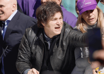 Milei fue evacuado de un acto electoral por incidentes con manifestantes opositores