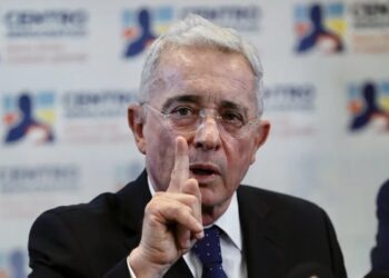 Condenan a 12 años de prisión al expresidente colombiano Álvaro Uribe