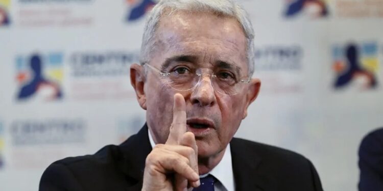 Condenan a 12 años de prisión al expresidente colombiano Álvaro Uribe