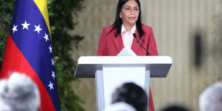 Delcy informó que se reunió con el fiscal de la CPI para exponer impacto de las sanciones