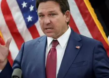 DeSantis anuncia nuevo centro de detención para migrantes llamado «Depósito de deportación» en Florida