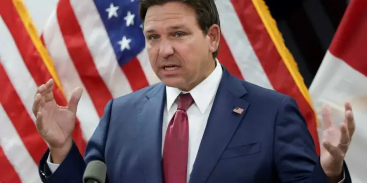 DeSantis anuncia nuevo centro de detención para migrantes llamado «Depósito de deportación» en Florida