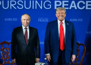 Documentos confidenciales de la cumbre Trump-Putin fueron hallados en un hotel de Alaska