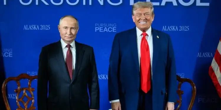 Documentos confidenciales de la cumbre Trump-Putin fueron hallados en un hotel de Alaska