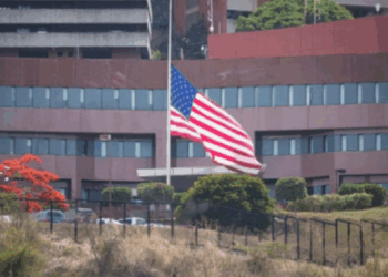 Chavismo revela que María Corina Machado está escondida en antigua embajada de EEUU en Caracas