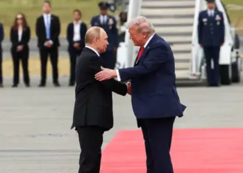 Trump recibió a Putin con alfombra roja para la cumbre bilateral en Alaska