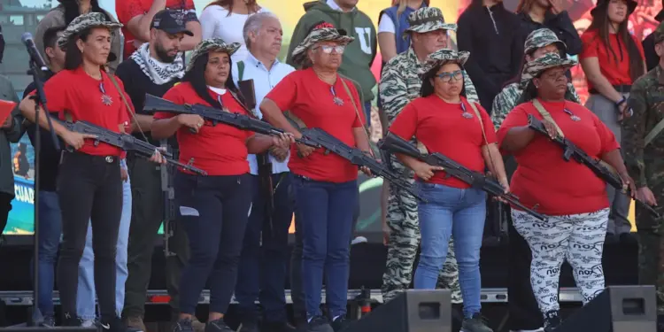 Maduro condecora a cinco mujeres milicianas tras «la burla» de Trump en su contra