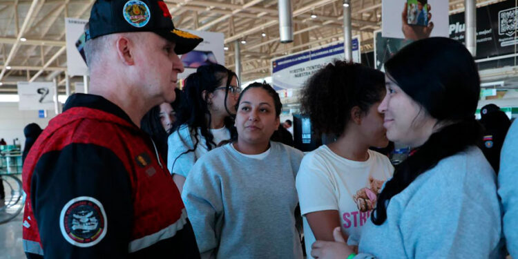 Arribó al país este miércoles un nuevo vuelo con 259 migrantes desde EEUU