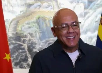 Jorge Rodríguez viaja a China para el «fortalecimiento de un mundo sin agresiones»