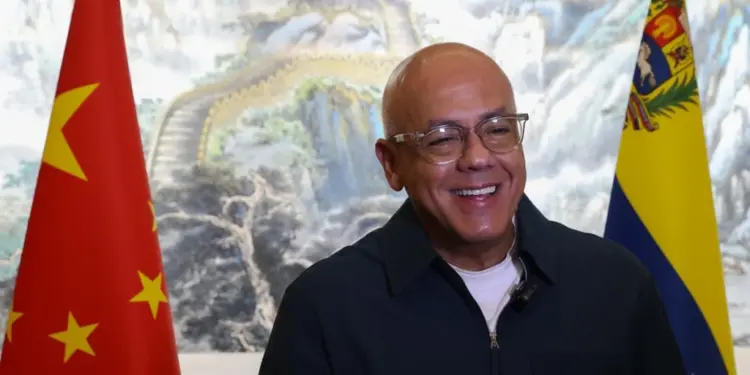 Jorge Rodríguez viaja a China para el «fortalecimiento de un mundo sin agresiones»