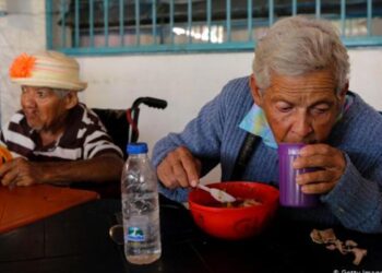 Convite estima que unos 400.000 adultos mayores viven solos en Venezuela