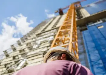 Obreros especializados de la construcción ganan hasta 400 dólares semanales en Venezuela