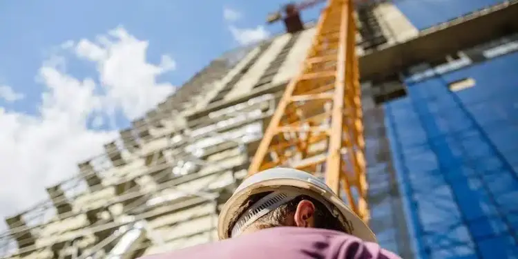 Obreros especializados de la construcción ganan hasta 400 dólares semanales en Venezuela
