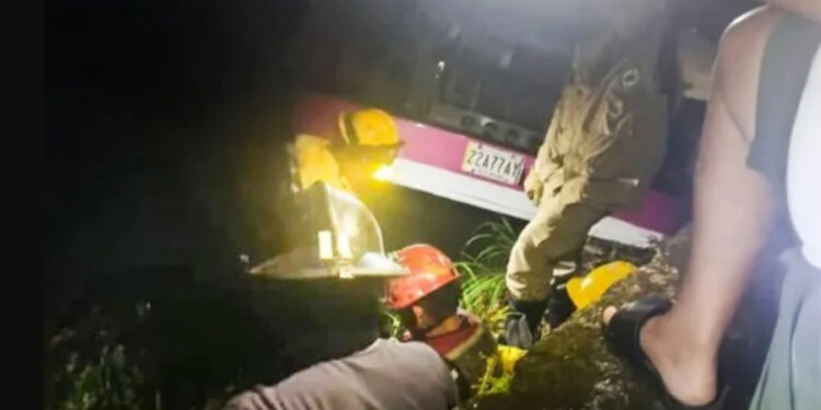 Accidente en la carretera Maracay-Choroní deja 2 muertos y más de 30 heridos