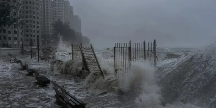 Tifón Ragasa azota Hong Kong y China tras dejar 15 muertos en Taiwán y 10 en Filipinas