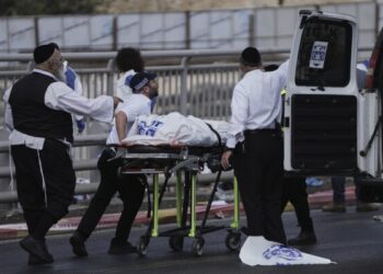 Palestinos armados abren fuego en una parada de autobús de Jerusalén y matan a 6 personas