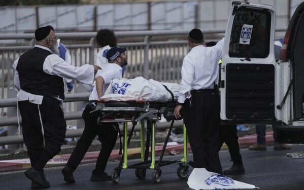 Palestinos armados abren fuego en una parada de autobús de Jerusalén y matan a 6 personas