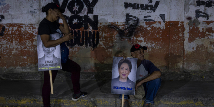 Venezolanos expresan en las calles su repudio a la primera ministra de Trinidad y Tobago