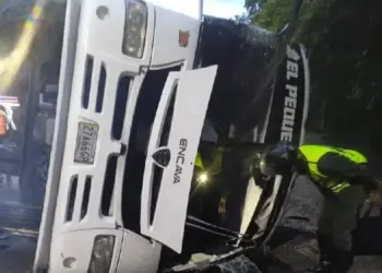 Volcamiento de autobús deja 9 heridos en la autopista Petare-Guarenas