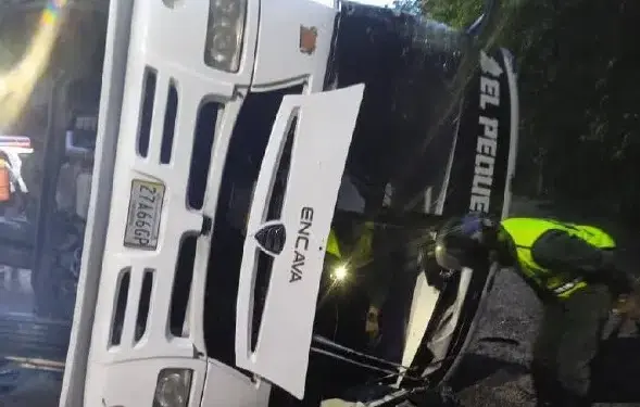 Volcamiento de autobús deja 9 heridos en la autopista Petare-Guarenas