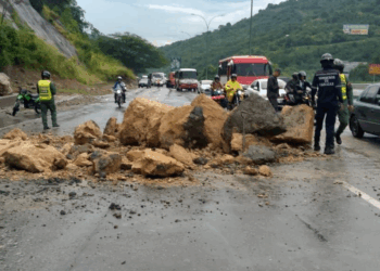 Lluvias provocaron un deslizamiento de piedras en la autopista Caracas-Guarenas