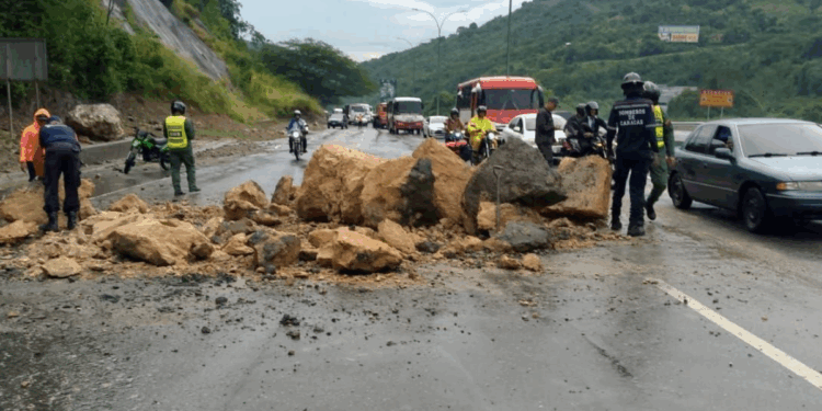 Lluvias provocaron un deslizamiento de piedras en la autopista Caracas-Guarenas