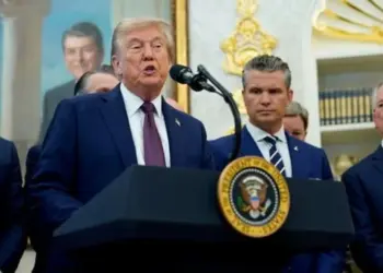 Trump desmiente envío de bombarderos B-1 cerca de Venezuela: “Es falso”