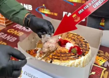 Fanb incauta droga escondida en una torta de cumpleaños