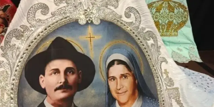 Presentan los mantos que lucirá la Virgen de Chiquinquirá en sus procesiones patronales