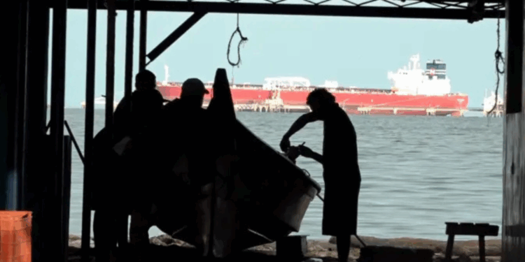 “Mi esposa me dice que busque otro trabajo”: Pescadores temen ante los ataques a EE.UU.