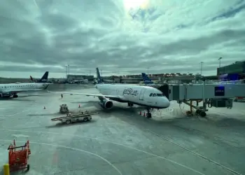 Desvían un vuelo en EEUU después de que un hombre apuñalara con un tenedor a dos menores