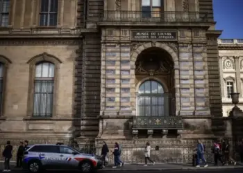 Dos detenidos por el millonario robo de joyas en el Museo de Louvre